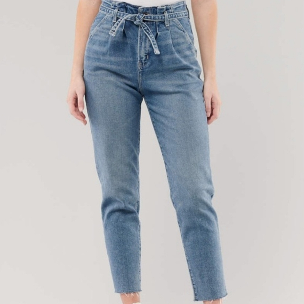 Hollister Ultra High Rise Paperbag Waist Mom Jean